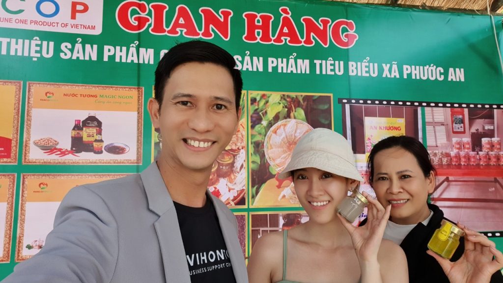 Kết nối chủ thương hiệu Yến Nhà Mơ - Chị Nguyễn Thị Mơ Chị Nguyễn Thị Mơ (bên phải) Chủ thương hiệu YẾN NHÀ MƠ